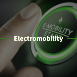 Een vinger drukt op een groene knop met de tekst 'electromobility'