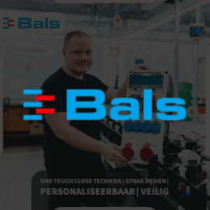 Logo de Bals avec une boîte de distribution derrière lui